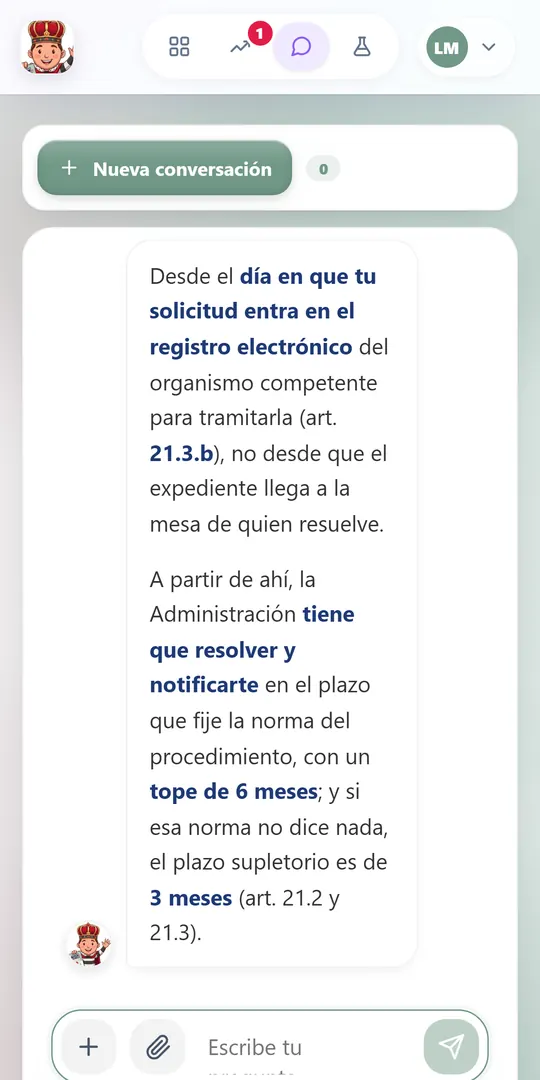 El asistente respondiendo una duda sobre plazos, con los artículos citados